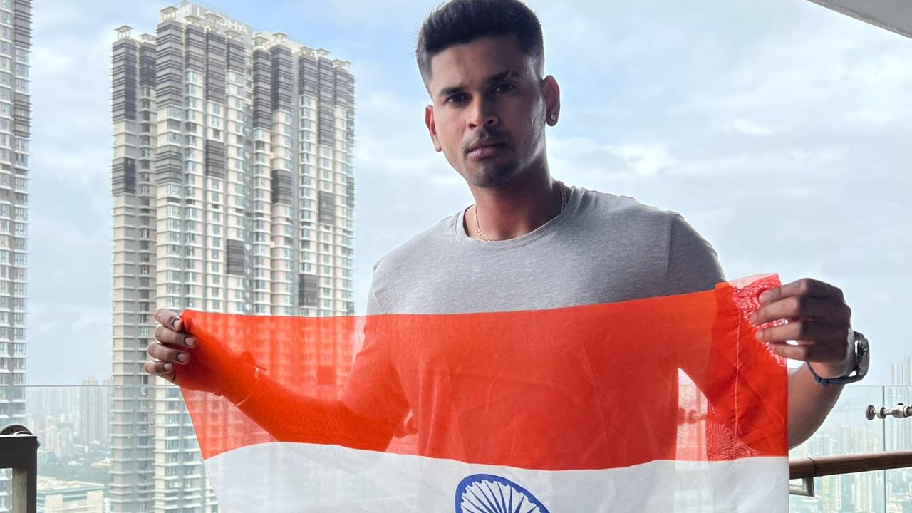 Shreyas Iyer poses with the Indian tricolour flag. Photo/Twitter